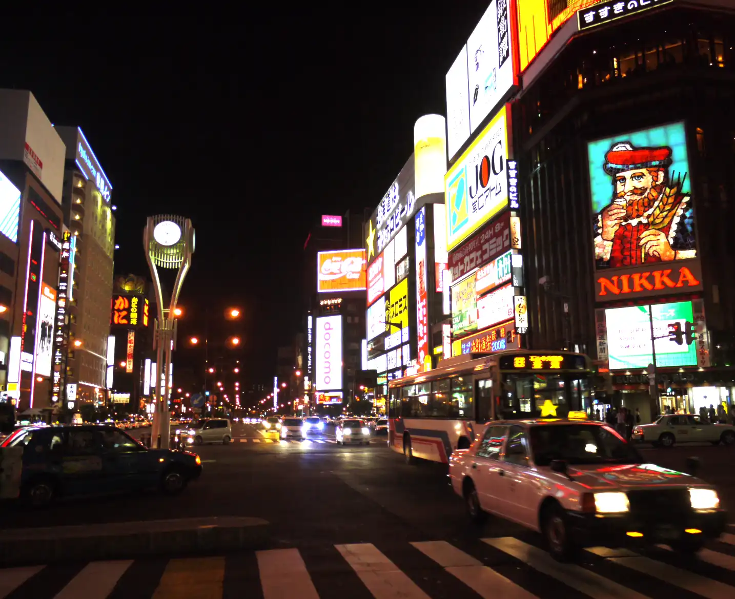 夜のすすきの交差点